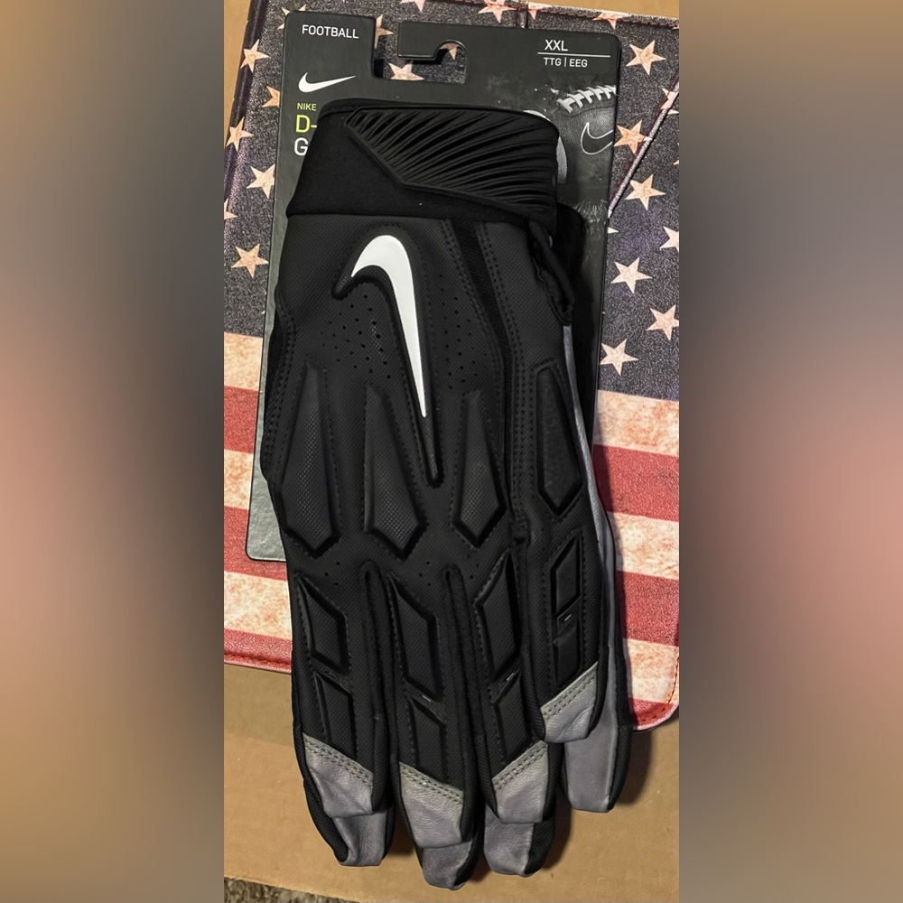 Nike D-Tackle 6.0 NFL Lineman Football Gloves SZ XXL Black White PGF946-017 NEW